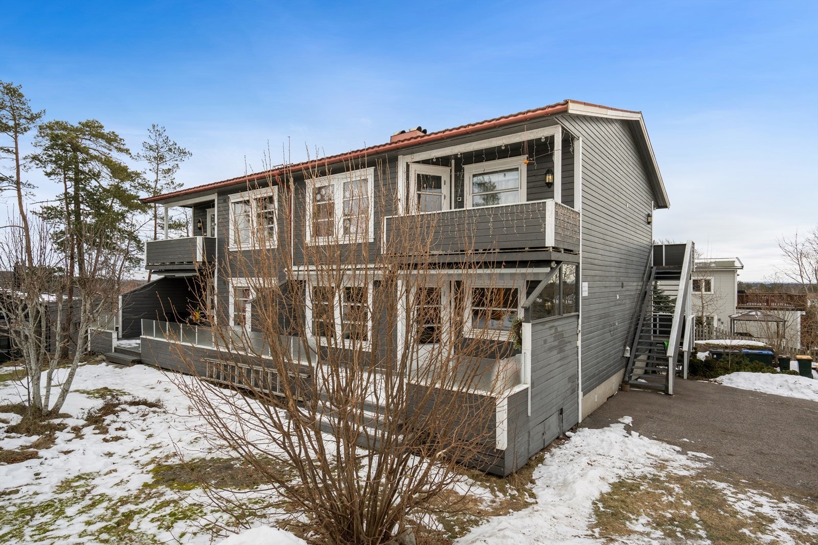 Eiendommen har en flott og tilbaketrukket beliggenhet på Eik, i et rolig og veletablert boligområde. Galleribilde