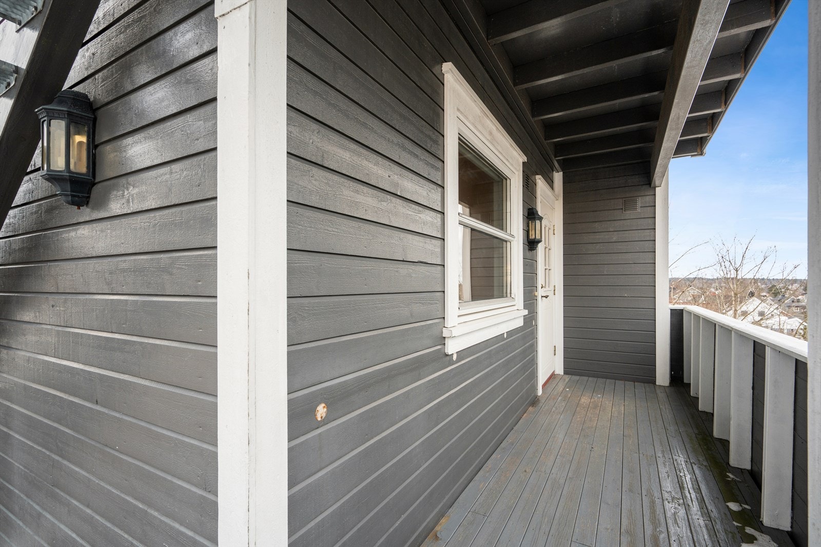 Leiligheten ligger fint til i byggets 1. etasje med enkel trappeadkomst. Privat inngangsparti med overbygg. Galleribilde