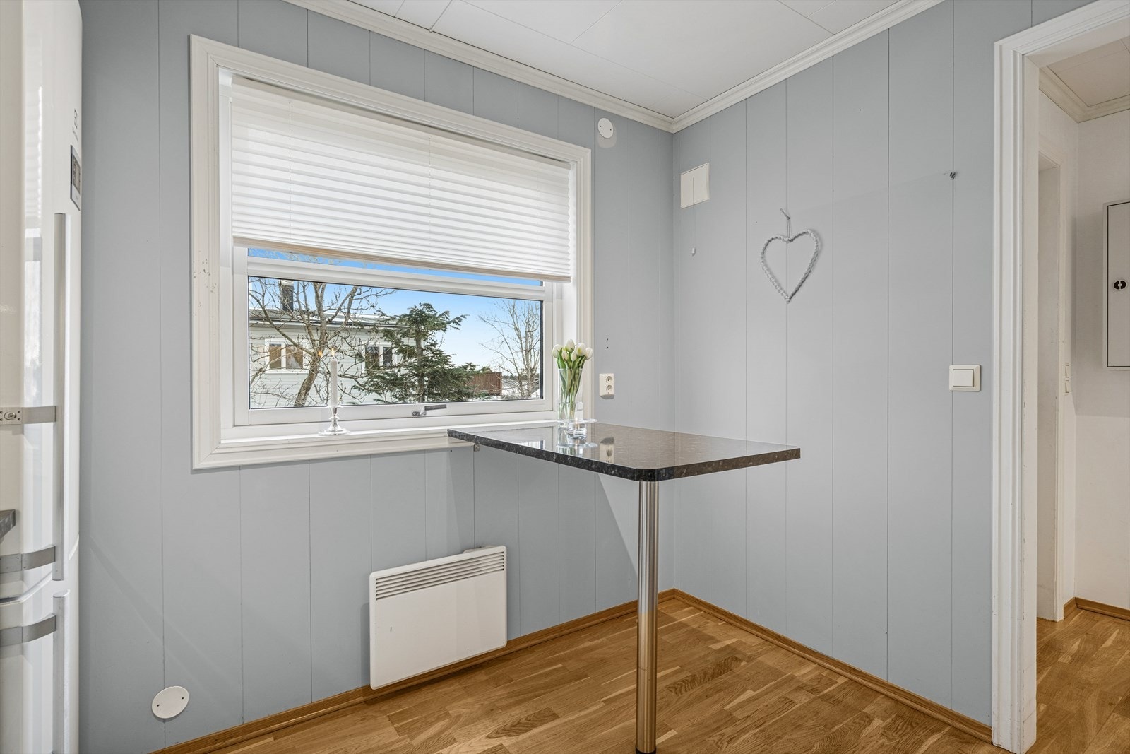 Fin kjøkkenkrok med fast frokostbord i barløsning. Galleribilde