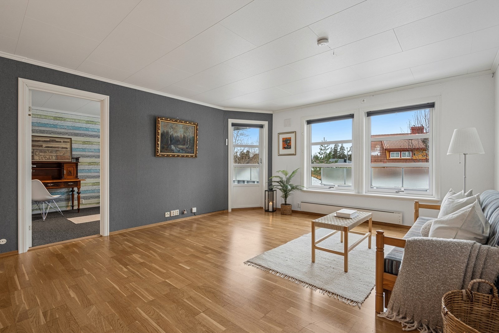 Stuen er lys og romslig, med gode møbleringsmuligheter. Galleribilde