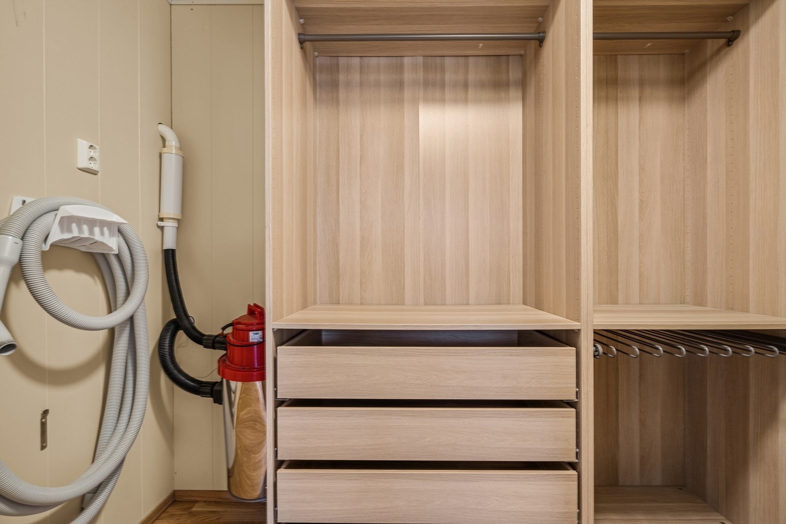 Innenfor hovedsoverommet er praktisk walk-in-closet. Galleribilde