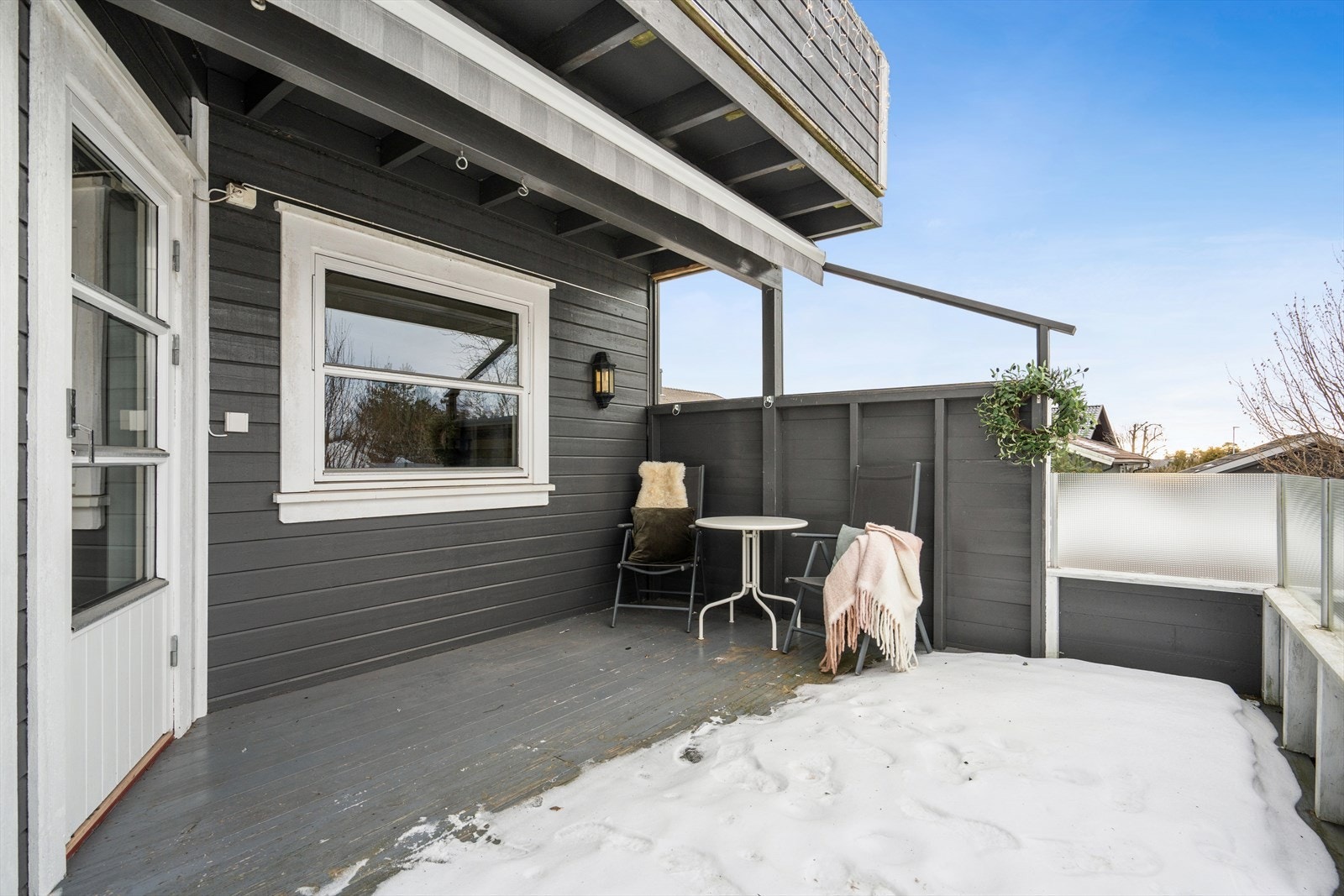 Fra stuen er det direkte utgang til en stor terrasse med fine solforhold. Galleribilde