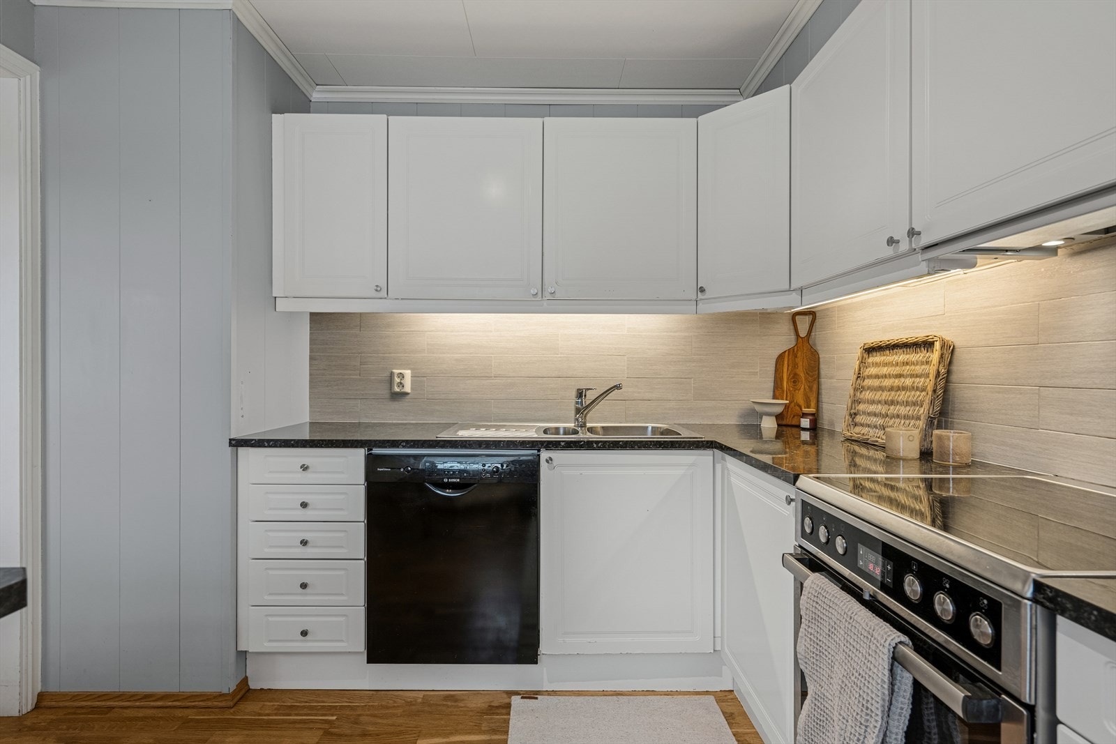 Alle hvitevarene på kjøkkenet medfølger boligen ved salg. Galleribilde