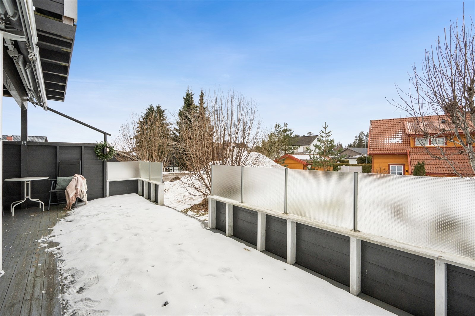 Her er det rikelig med plass til utemøbler, perfekt for hyggelige sammenkomster med venner og familie. Galleribilde