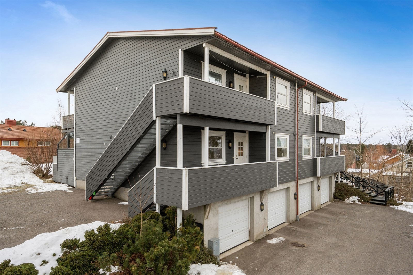 I byggets underetasje er det en stor garasjeplass tilhørende seksjonen. Galleribilde