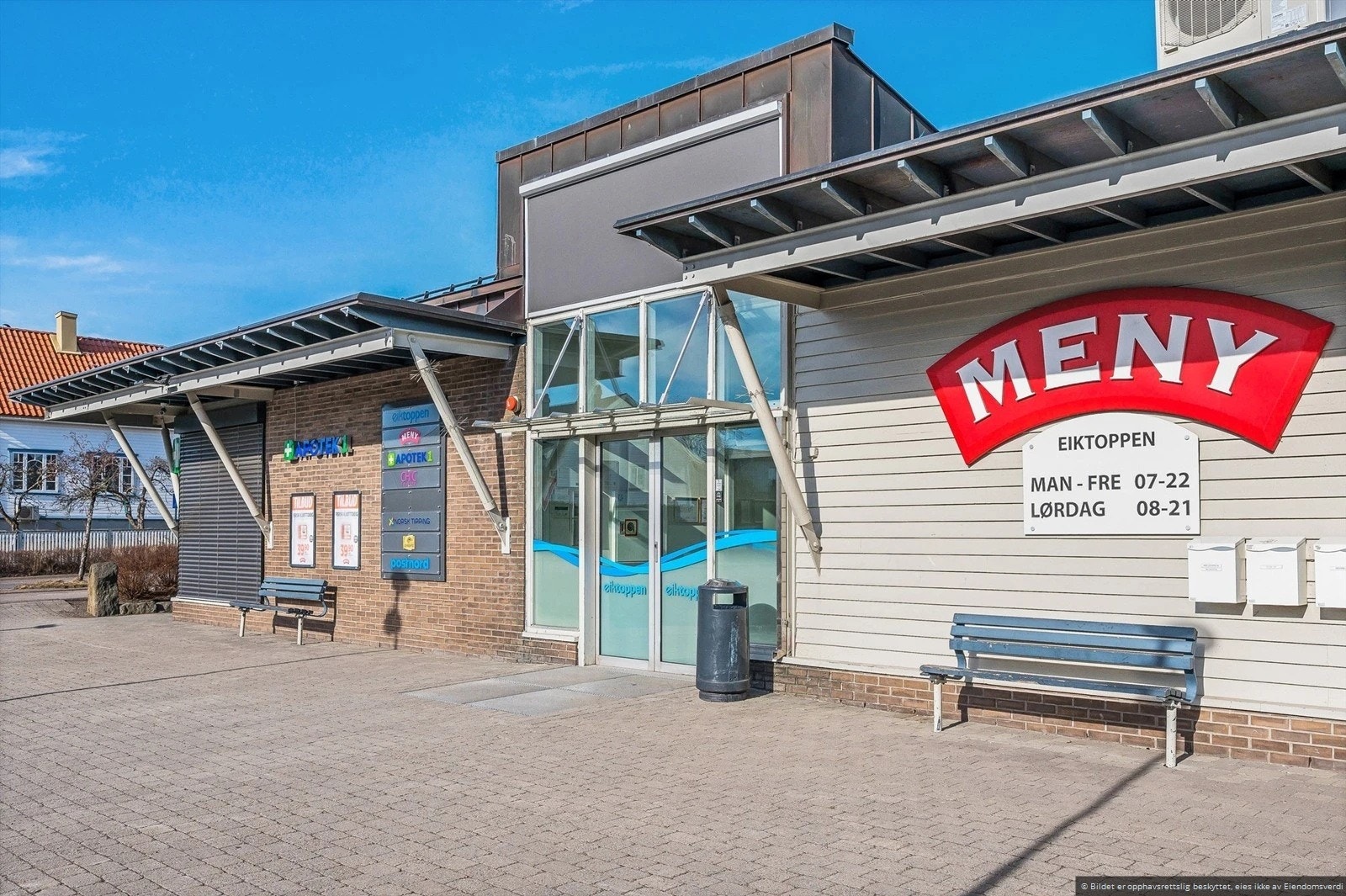 Leiligheten ligger sentralt og samtidig tilbaketrukket til. Det er få minutters gange til Eiktoppen med Meny, Apotek og post i butikk. Rema 1000 ligger også få minutters gange fra boligen. Galleribilde