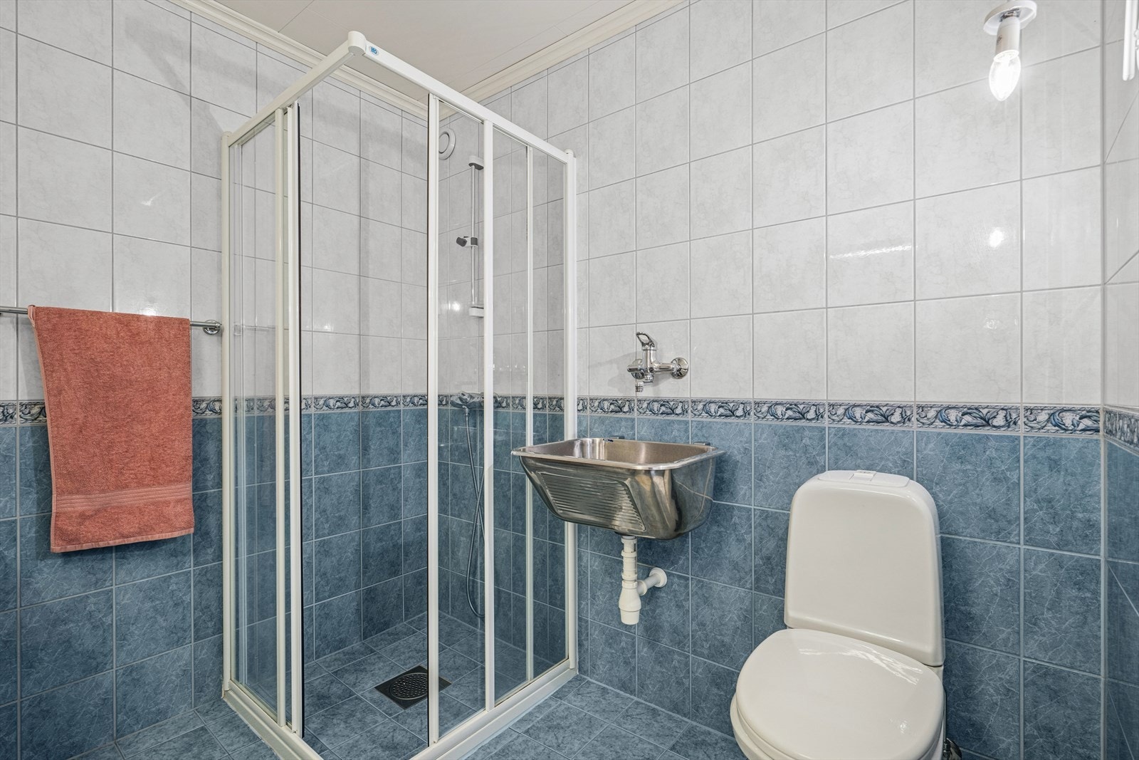 I tillegg er det en skyllekum i rustfritt stål og opplegg for både vaskemaskin og tørketrommel. Galleribilde