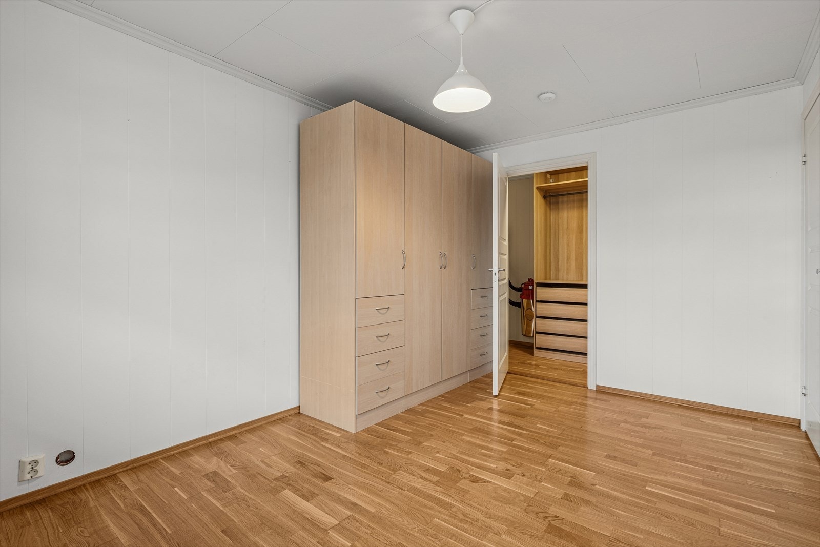 Leiligheten har godt med garderobeskap. Alle skapene medfølger boligen ved salg. Galleribilde