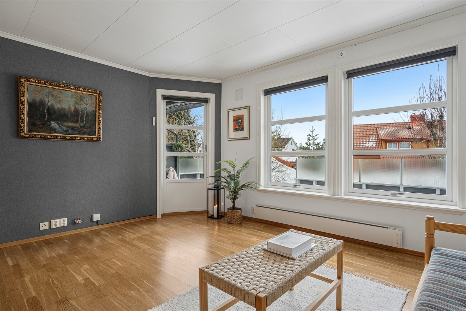 Det er rikelig med plass til både sofagruppe med tilhørende medieløsning og spisebord. Galleribilde