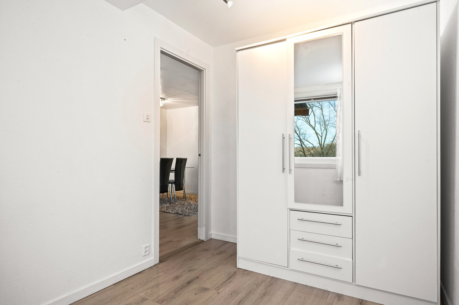 Det er også satt inn et større garderobeskap for effektiv lagring av tøy. Galleribilde