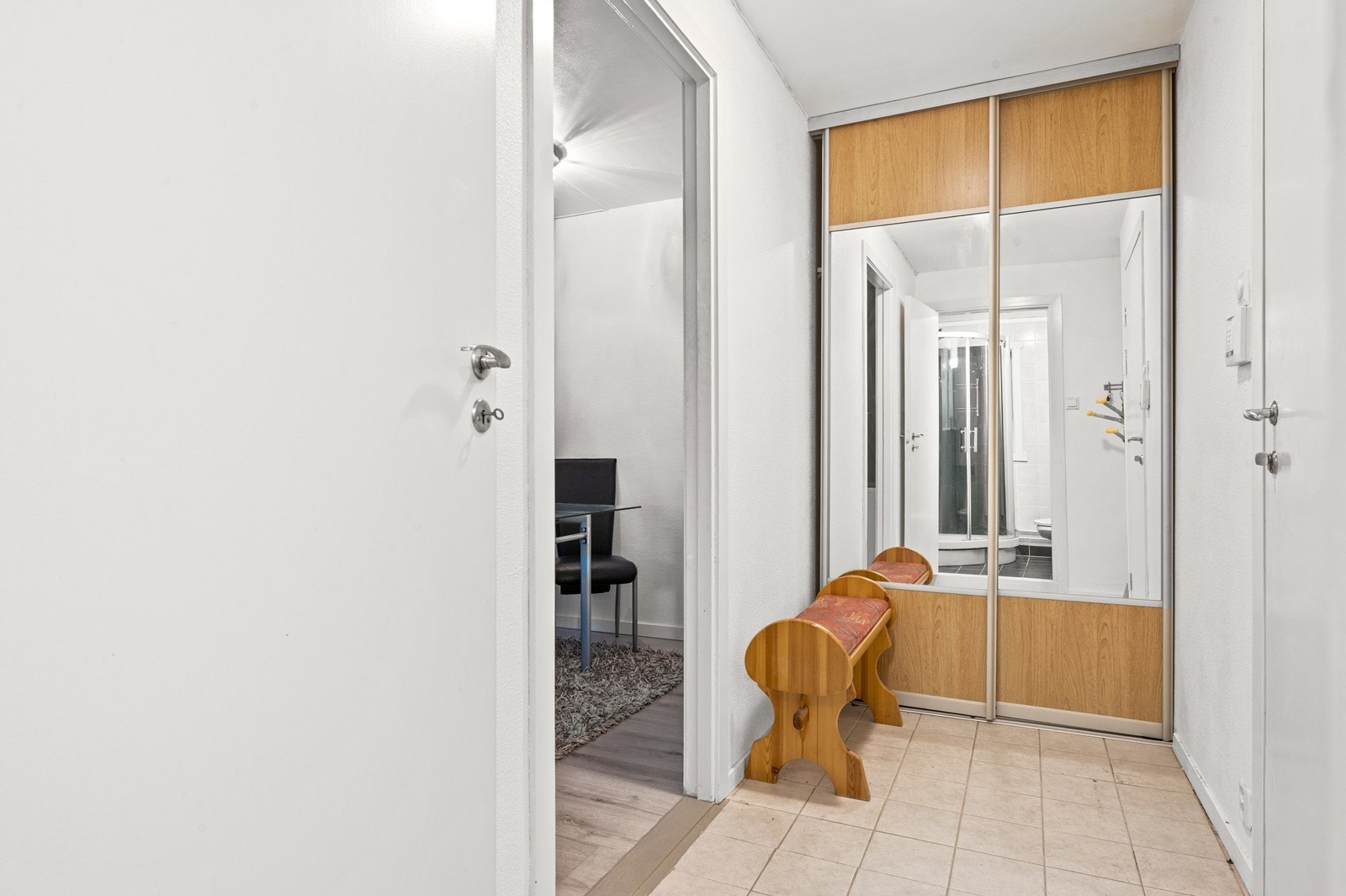 Entré med flislagt gulv og plass til oppbevaring i skyvedørsgarderobe. Galleribilde