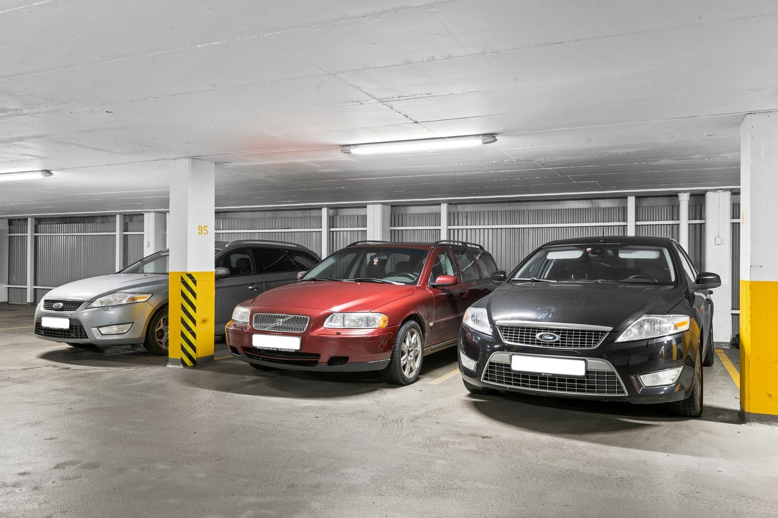 Borettslaget disponerer et felles garasjeanlegg med 107 parkeringsplasser. En biloppstillingsplass i garasjeanlegget følger leiligheten. Galleribilde