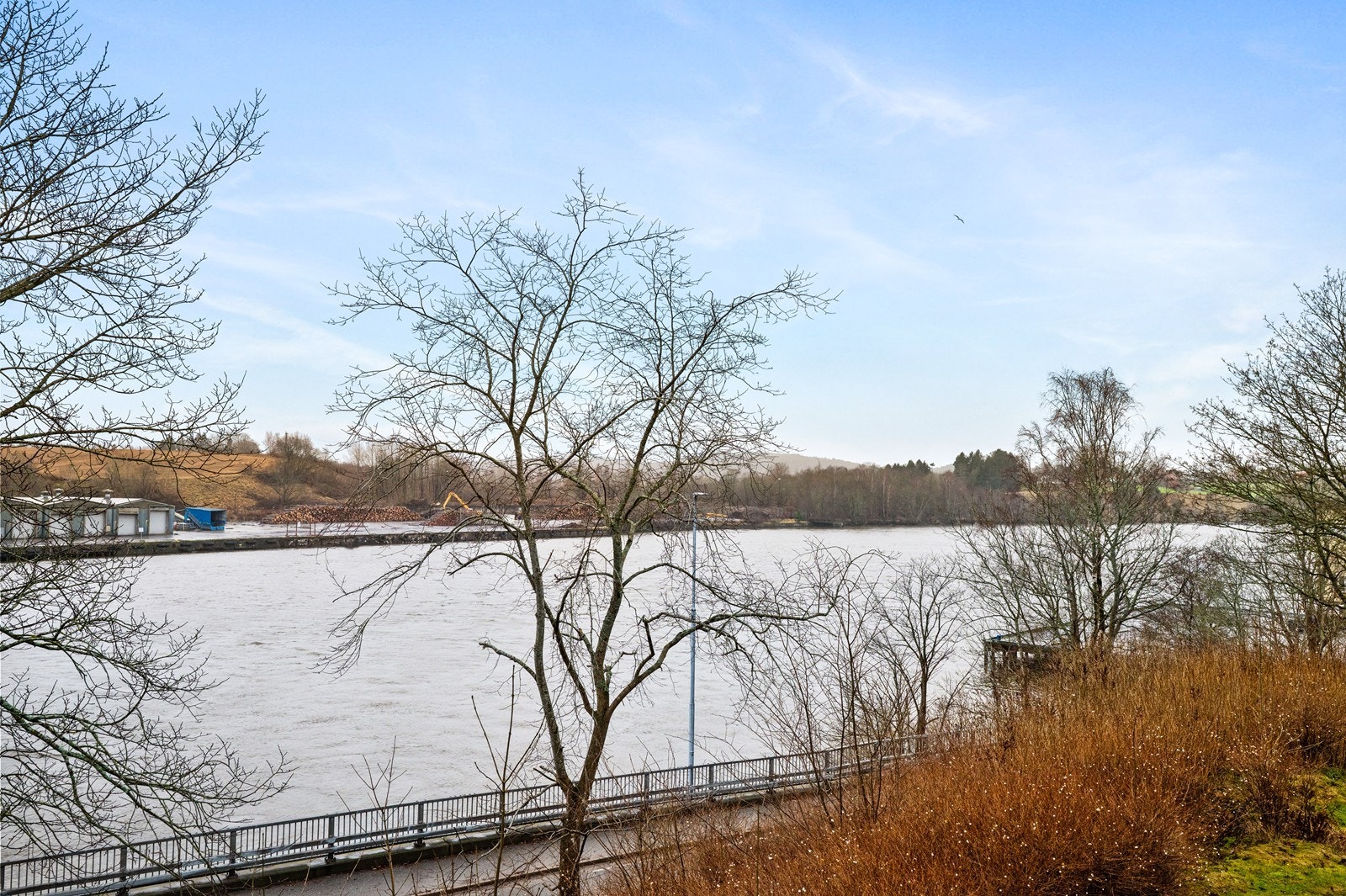 Fra eiendommen er det utsikt mot Glomma og de omkringliggende områdene. Galleribilde