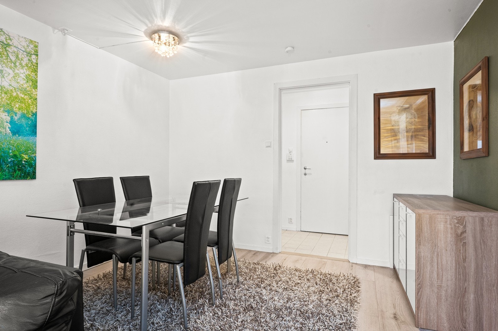 Spiseplassen er en naturlig del av stuen, med enkel tilgang fra både kjøkken og entré. Galleribilde