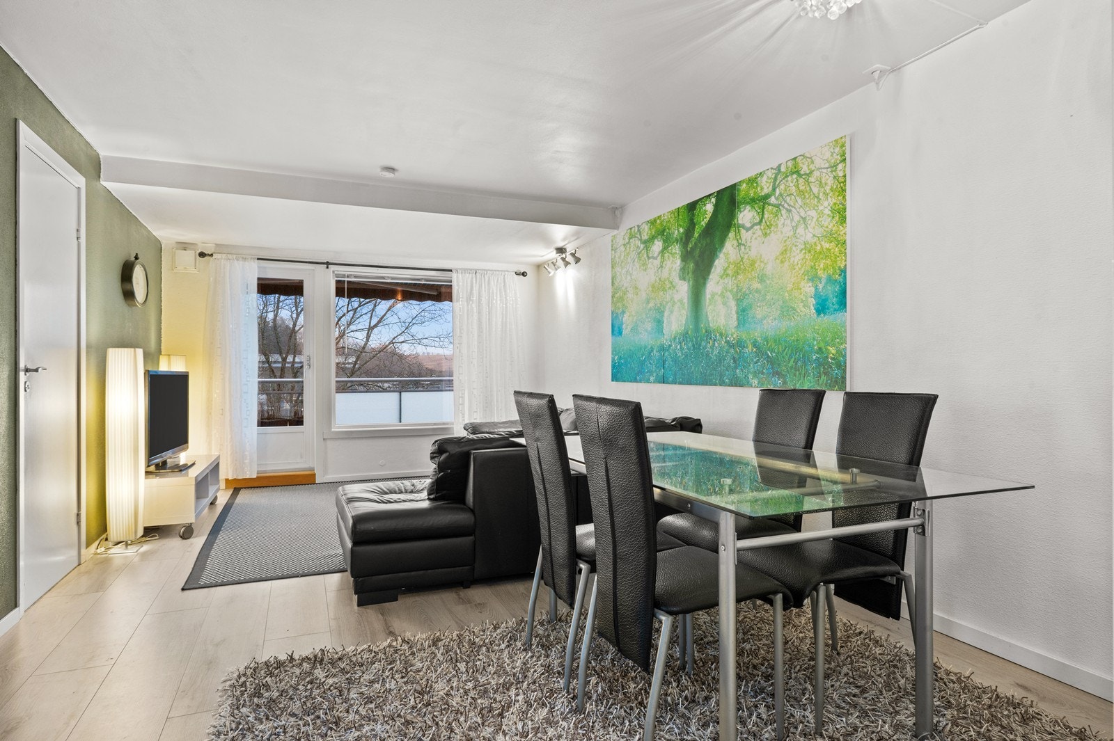 Dette er en lys 2-roms leilighet i 1. underetasje, med god arealutnyttelse, i Utsiktsveien borettslag. Galleribilde