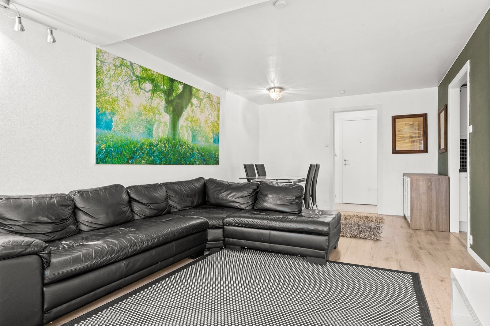 Stuen har laminat på gulvet, og slette overflater på vegger og i himling. Her er det god plass til både sofagruppe og spisebord. Galleribilde