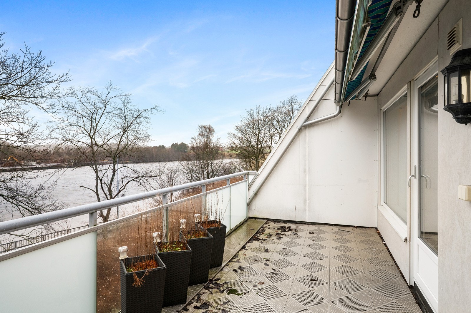 Balkongen har god plass til en sittegruppe og er belagt med plastfliser. Det er dessuten montert terrassemarskise. Galleribilde