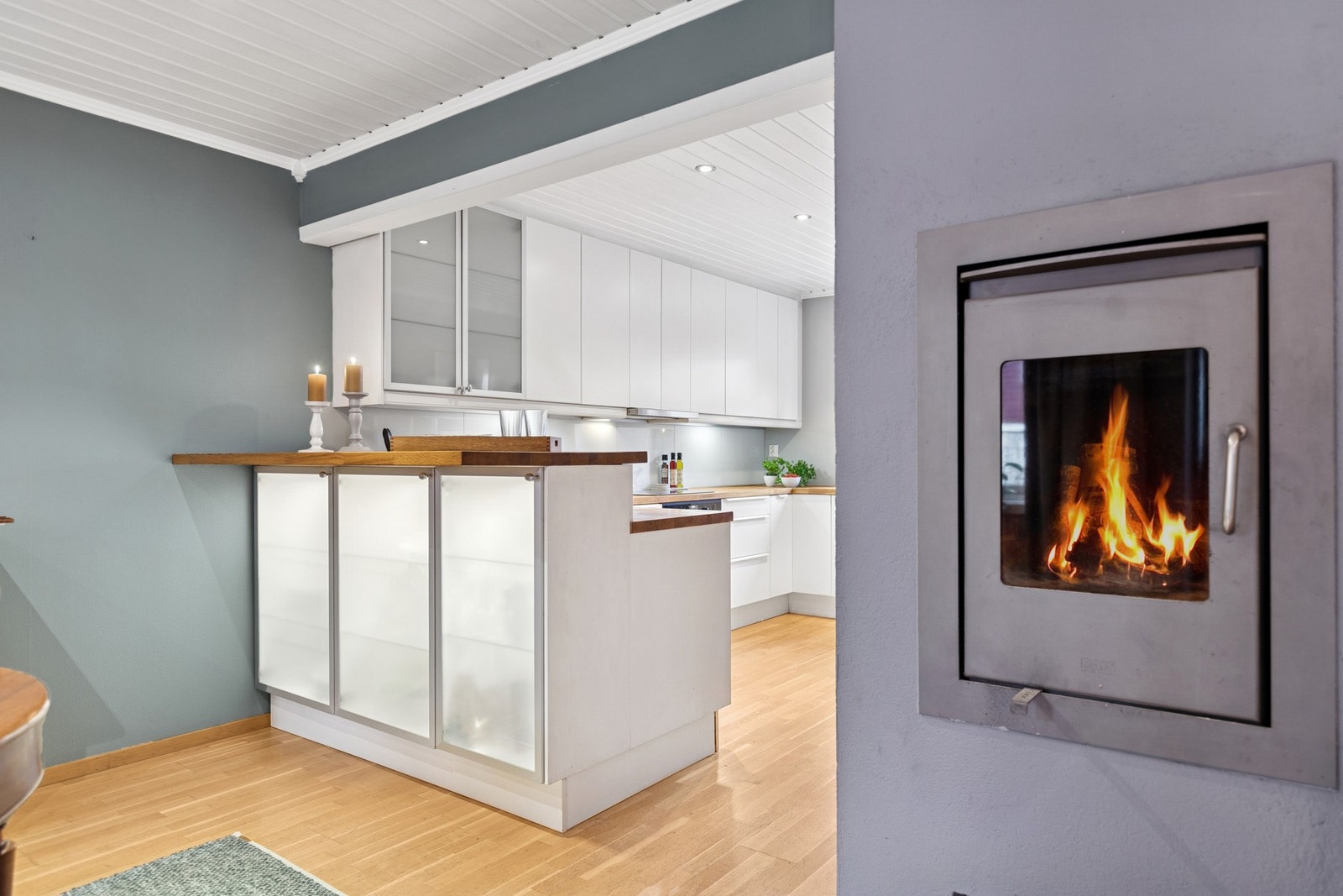 Kjøkkenet gir et moderne uttrykk og frontene ble byttet ut i 2022. Galleribilde