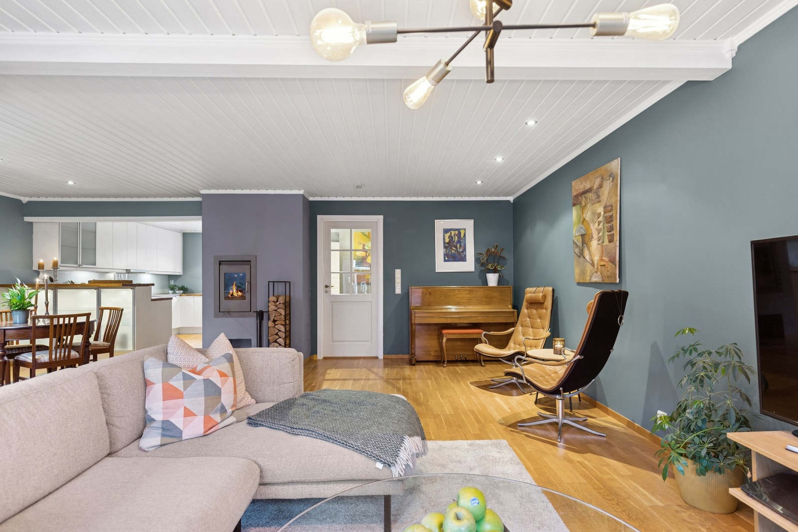 Hele 1. etasje er oppvarmet med elektrisk gulvvarme. Galleribilde