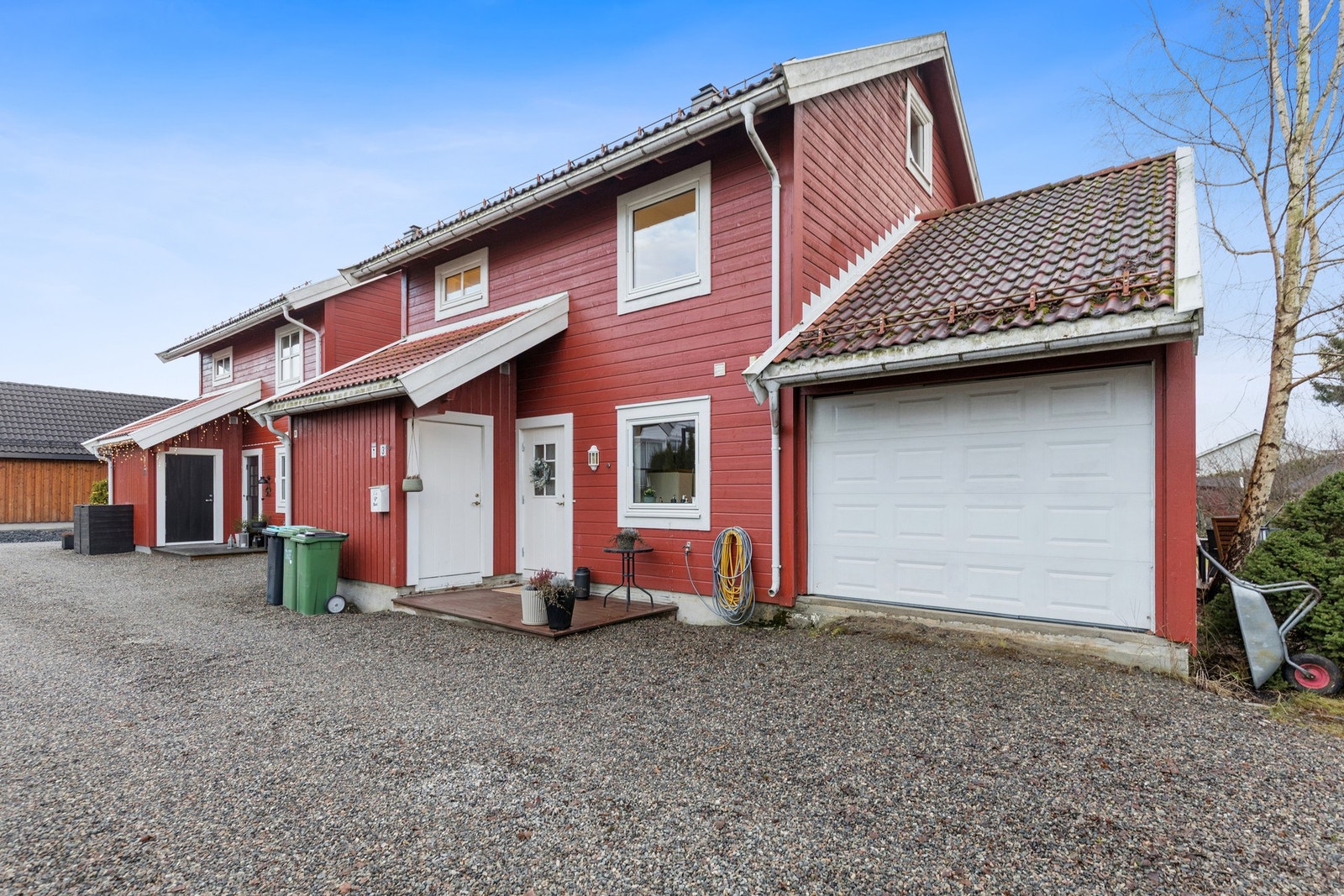 Her får du en romslig og velholdt enebolig over tre plan, med gode uteplasser, garasje og en planløsning som passer perfekt for barnefamilien. Galleribilde