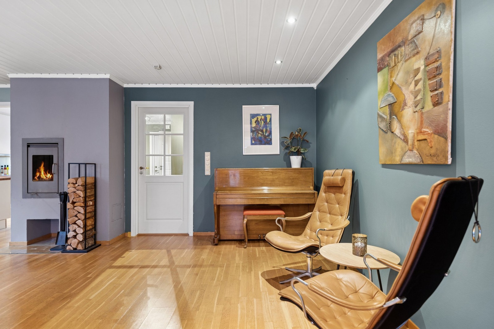 I hovedetasjen finner du en lys og hyggelig stue med god plass til både sofagruppe og spisebord. Galleribilde