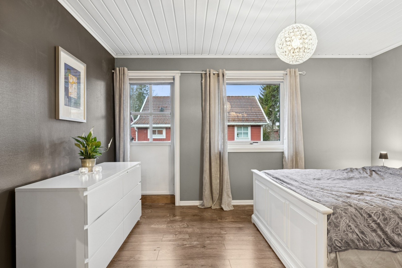 I tillegg har boligen en balkong på ca. 13 m² med adkomst fra hovedsoverommet - et herlig sted å starte dagen med morgenkaffen. Galleribilde