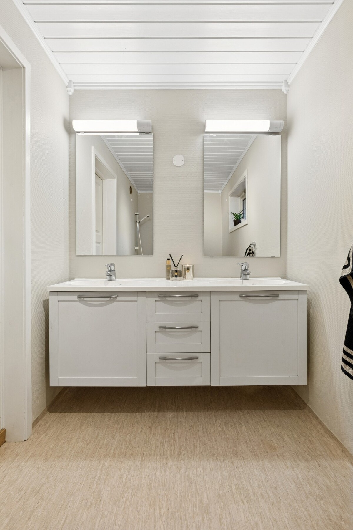 Romslig baderom med badekar, servantinnredning og toalett. Baderommet er utstyrt med varmekabler. Galleribilde