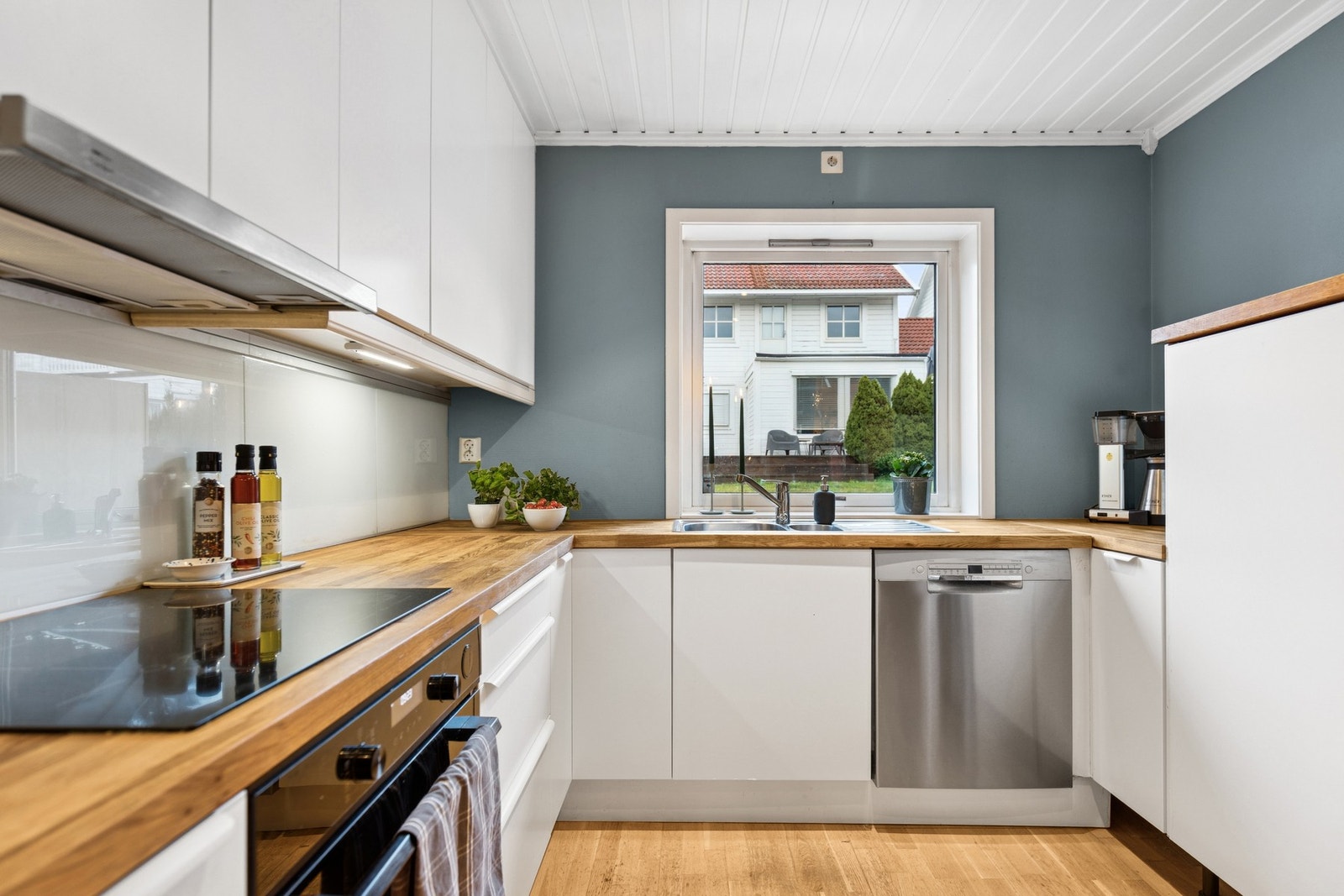 Kjøkkenet har en praktisk utforming med gode arbeidsflater og integrerte hvitevarer. Galleribilde