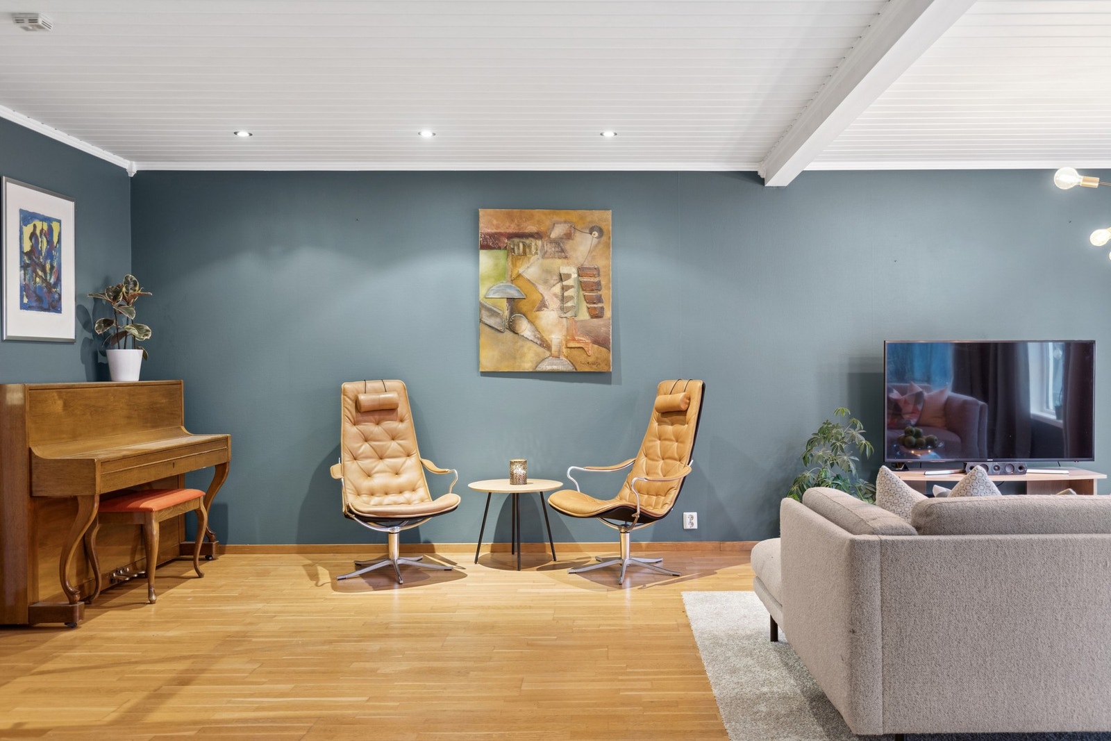 Stuen gir et moderne uttrykk med downlights. Galleribilde