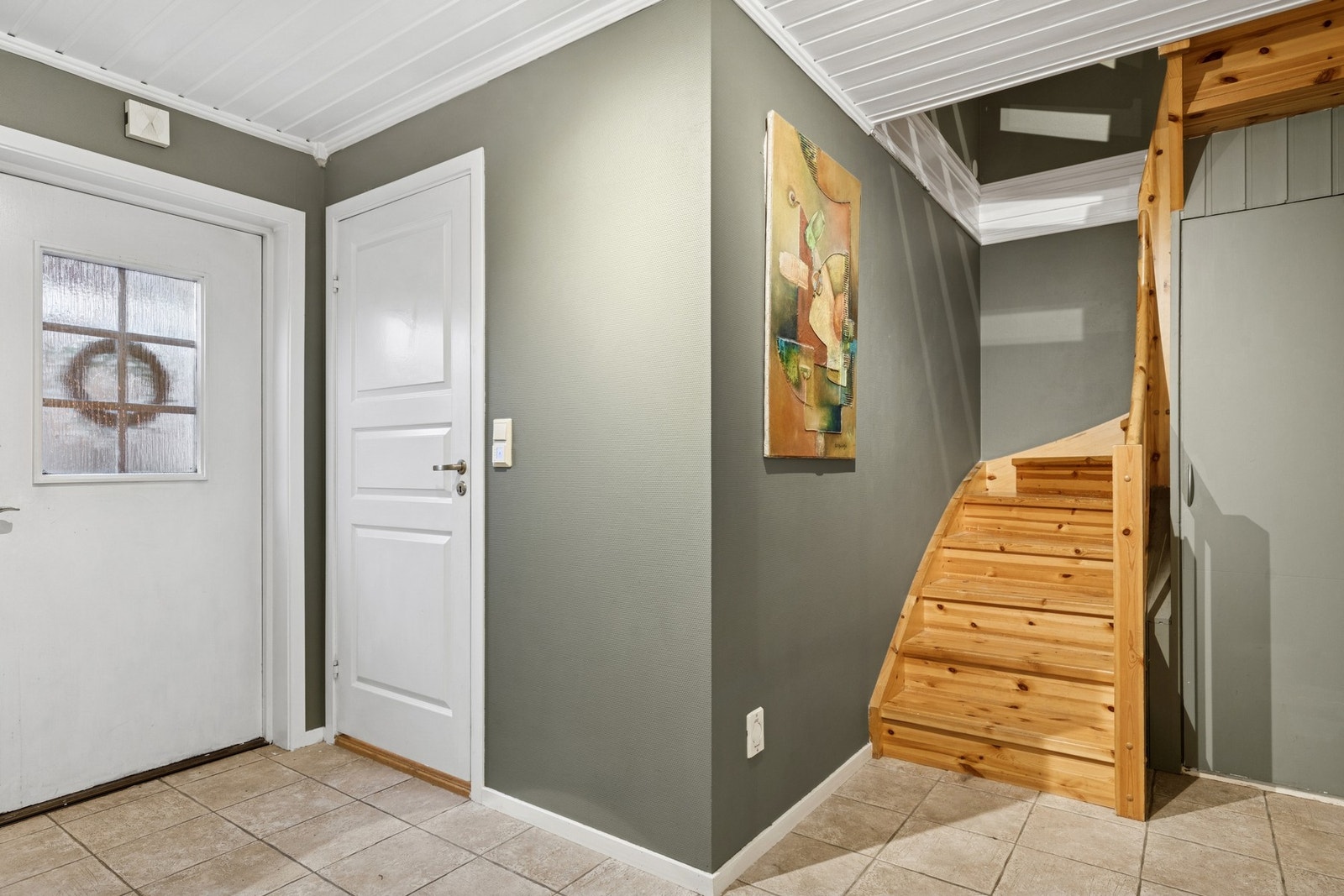 Boligen gir et pent førsteinntrykk med tidsmessige farger og et trivelig inngangsparti som ønsker deg velkommen hjem. Galleribilde