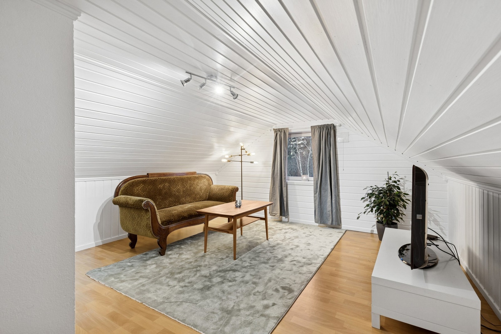 I 3. etasje er det innredet en loftstue, perfekt som lekerom eller TV-stue. Galleribilde