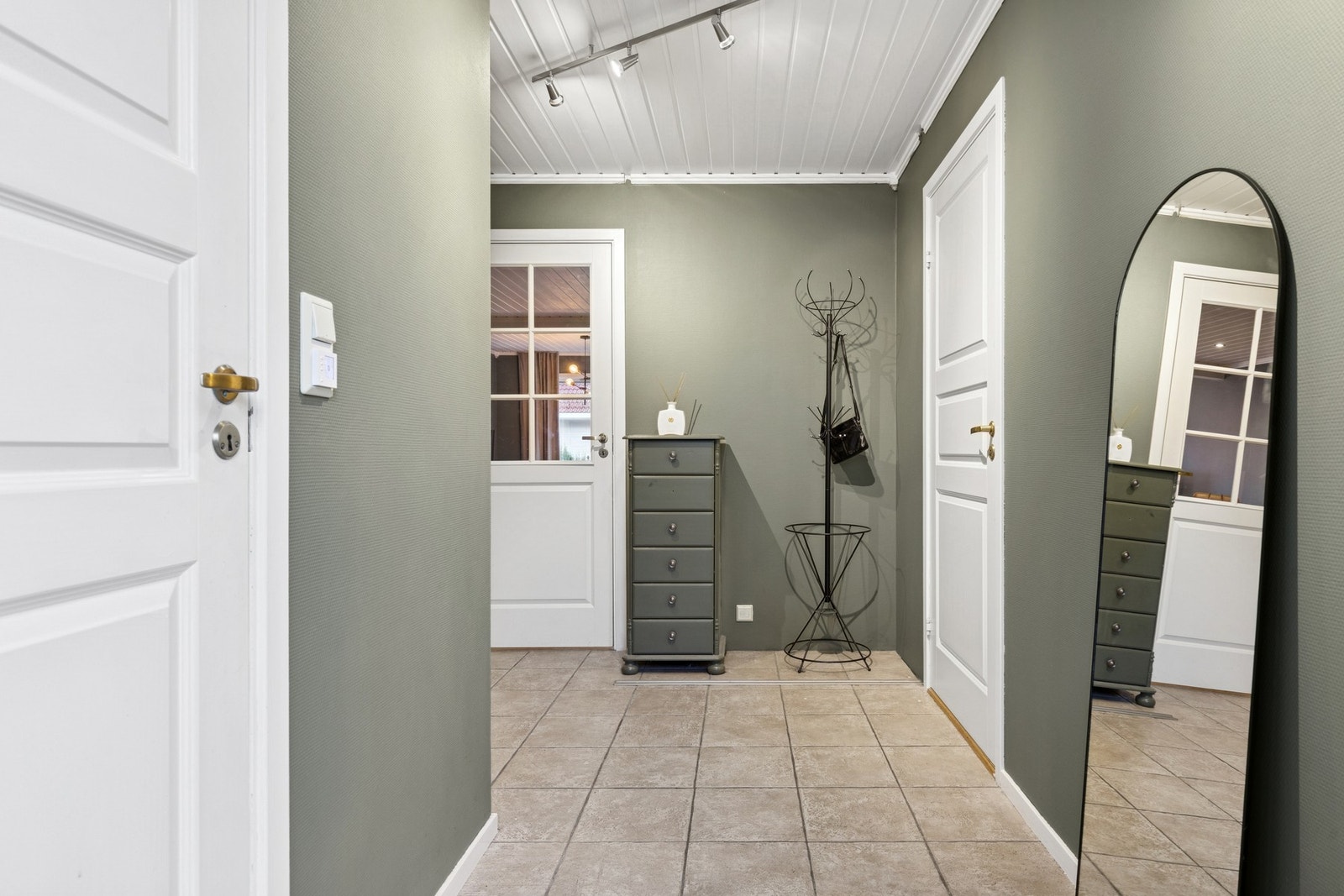 Entrèen er flislagt med gulvvarme. Galleribilde