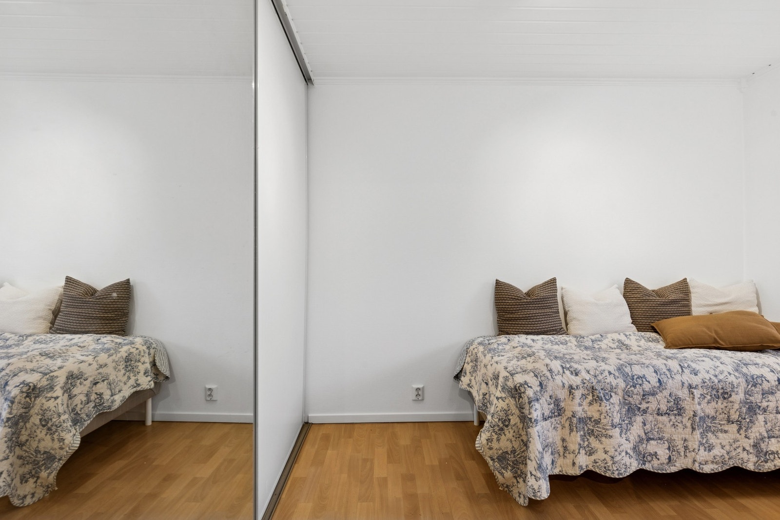 Soverom 2 er har en praktisk skyvedørsgarderobe med speilfront. Galleribilde