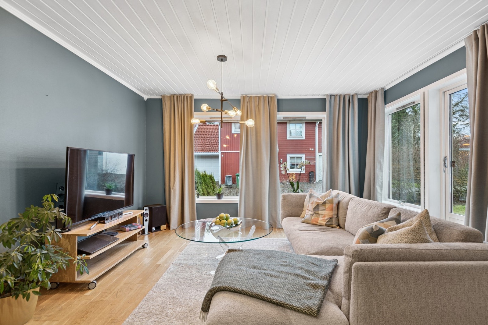 Stuen er malt i moderne farger, som gjør det enkelt å innrede etter eget ønske. Galleribilde