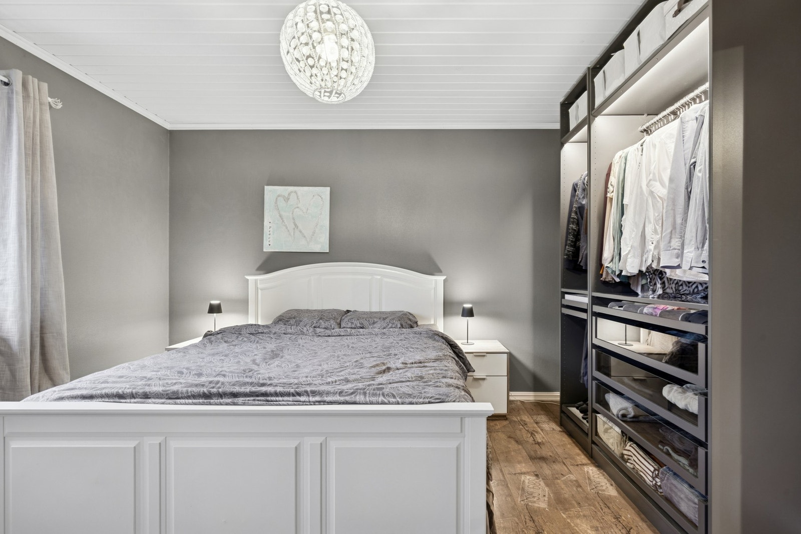 Hovedsoverommet er av god størrelse med god plass til seng og annet møblement. Galleribilde