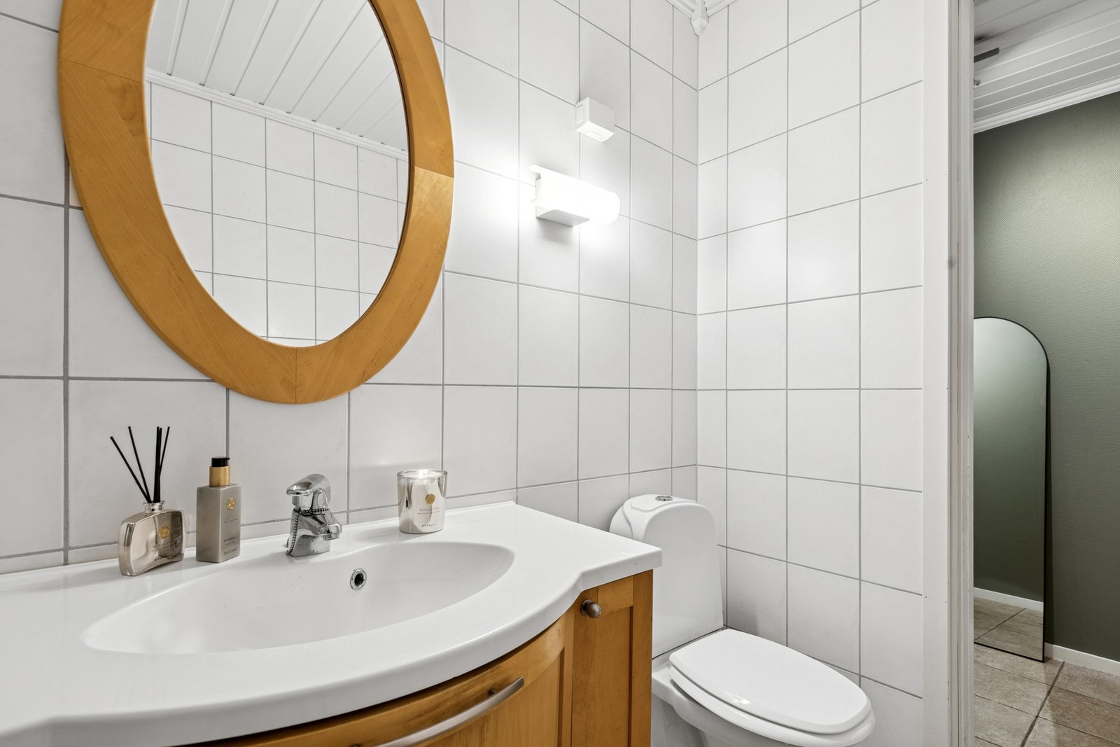 Badet er utstyrt med servantinnredning med god skapplass, dusjhjørne og toalett, samt opplegg for vaskemaskin. Galleribilde