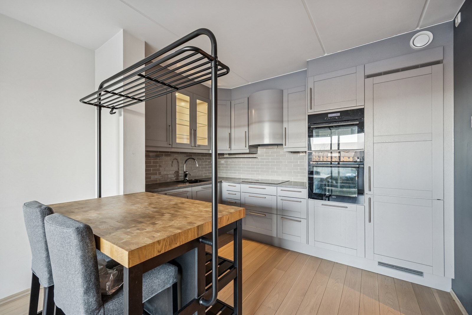 Høyskap med integrert stekeovn og mikrobølgeovn, samt kombinert kjøl/frys. Galleribilde