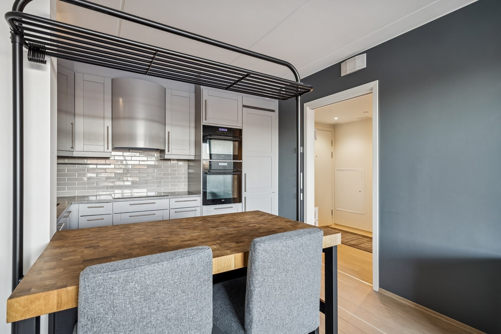 Fliser på veggen mellom benk og overskap komplementerer innredningen. Galleribilde