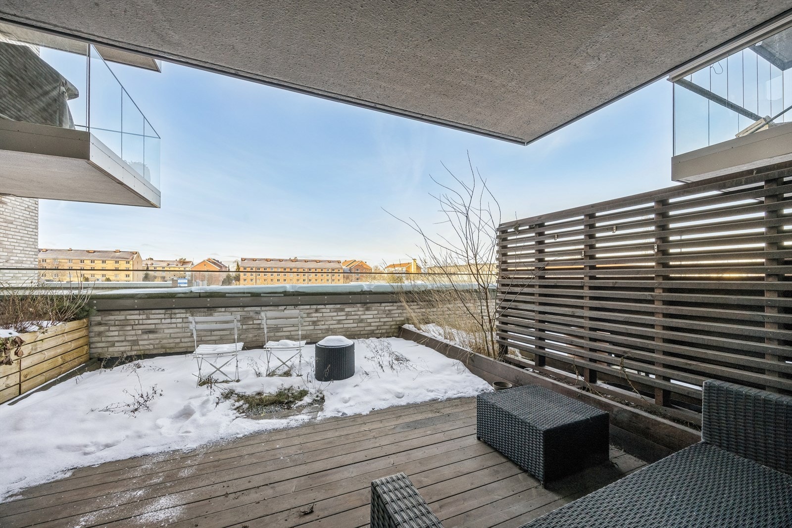 Velkommen til Cecilie Thoresens Vei 12!
Vestvendt markterrasse/uteplass på 14 m² er delvis belagt med trykkimpregnert trevirke. Galleribilde