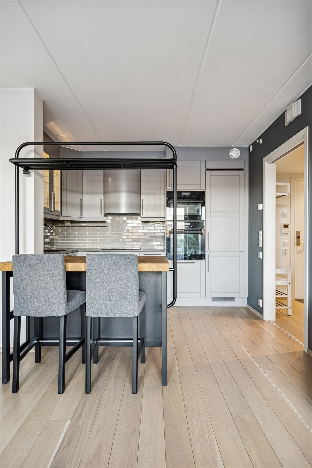 Himlingen i malt betong med synlig V-fug gir rommet et moderne preg. Galleribilde