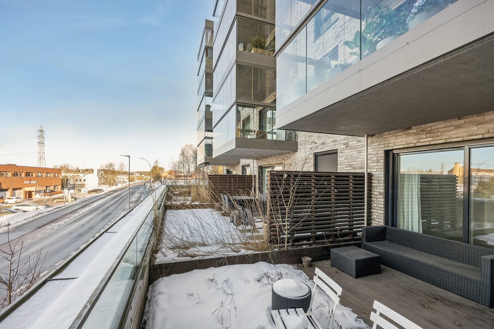 Leiligheten disponerer terrasse og uteplass med direkte utgang fra stuen. Galleribilde