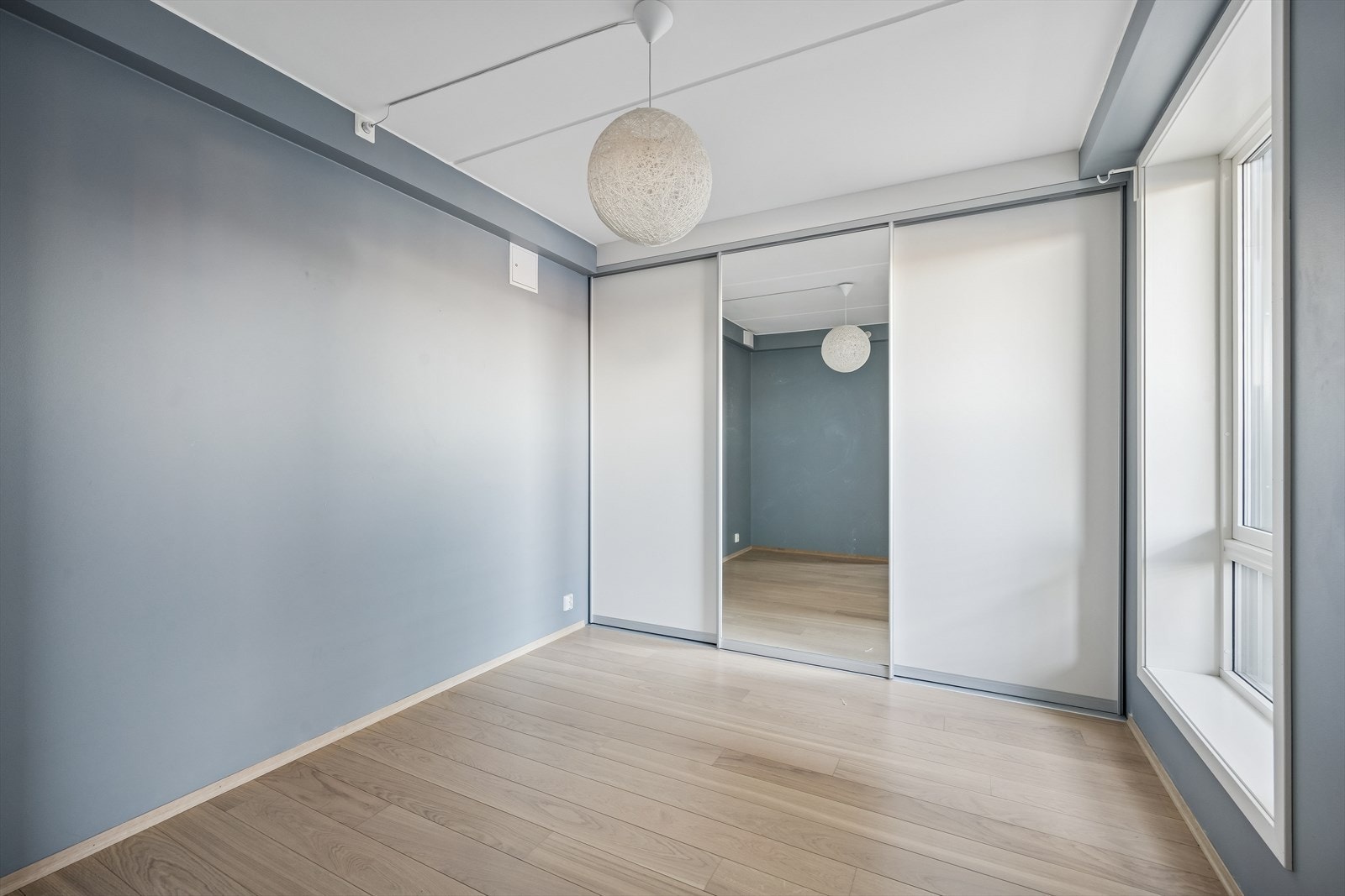 Soverommet er utstyrt med en romslig skyvedørsgarderobe for effektiv oppbevaring. Galleribilde