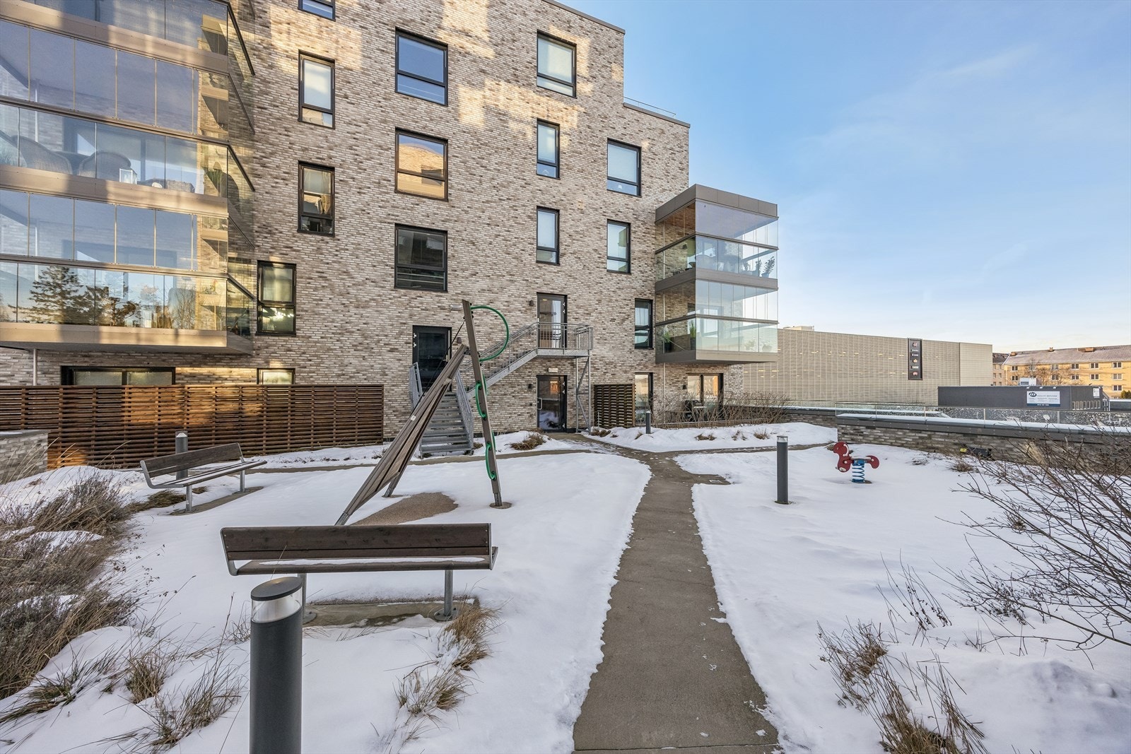 Borettslaget har velholdte fellesarealer med blant annet lekeplass for de minste. Galleribilde