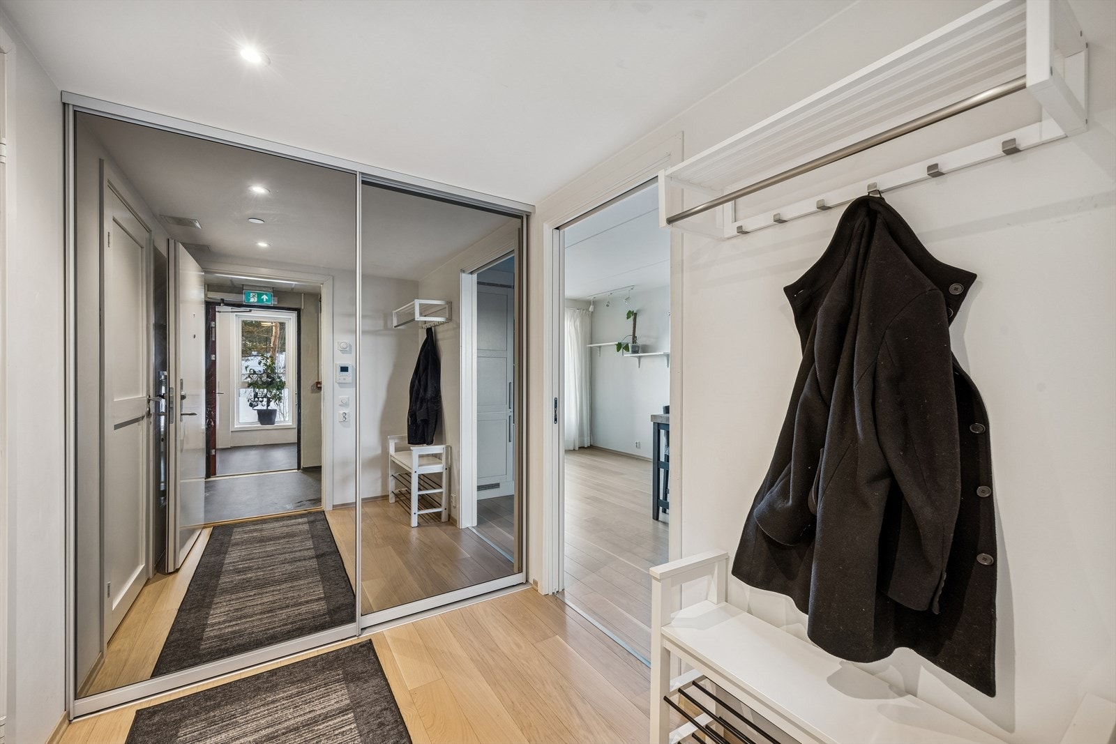 En praktisk skyvedørsgarderobe i entréen gir rikelig med oppbevaringsplass. Galleribilde