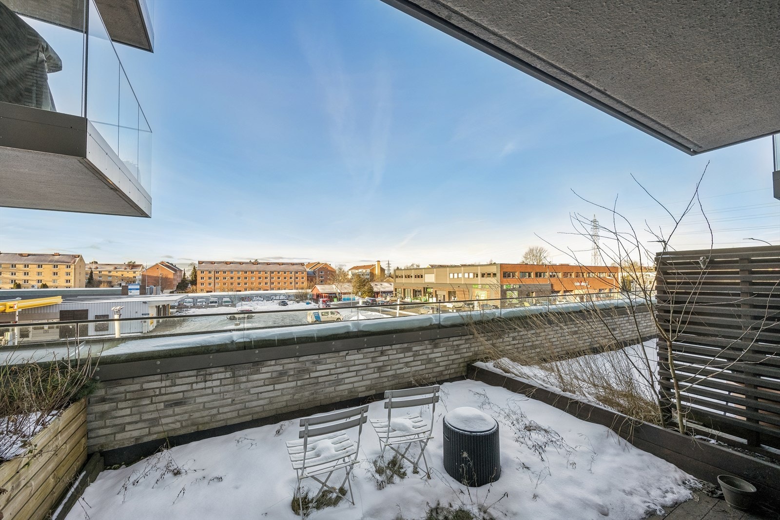 Uteplassen er skjermet med skillevegger mot naboene. Galleribilde