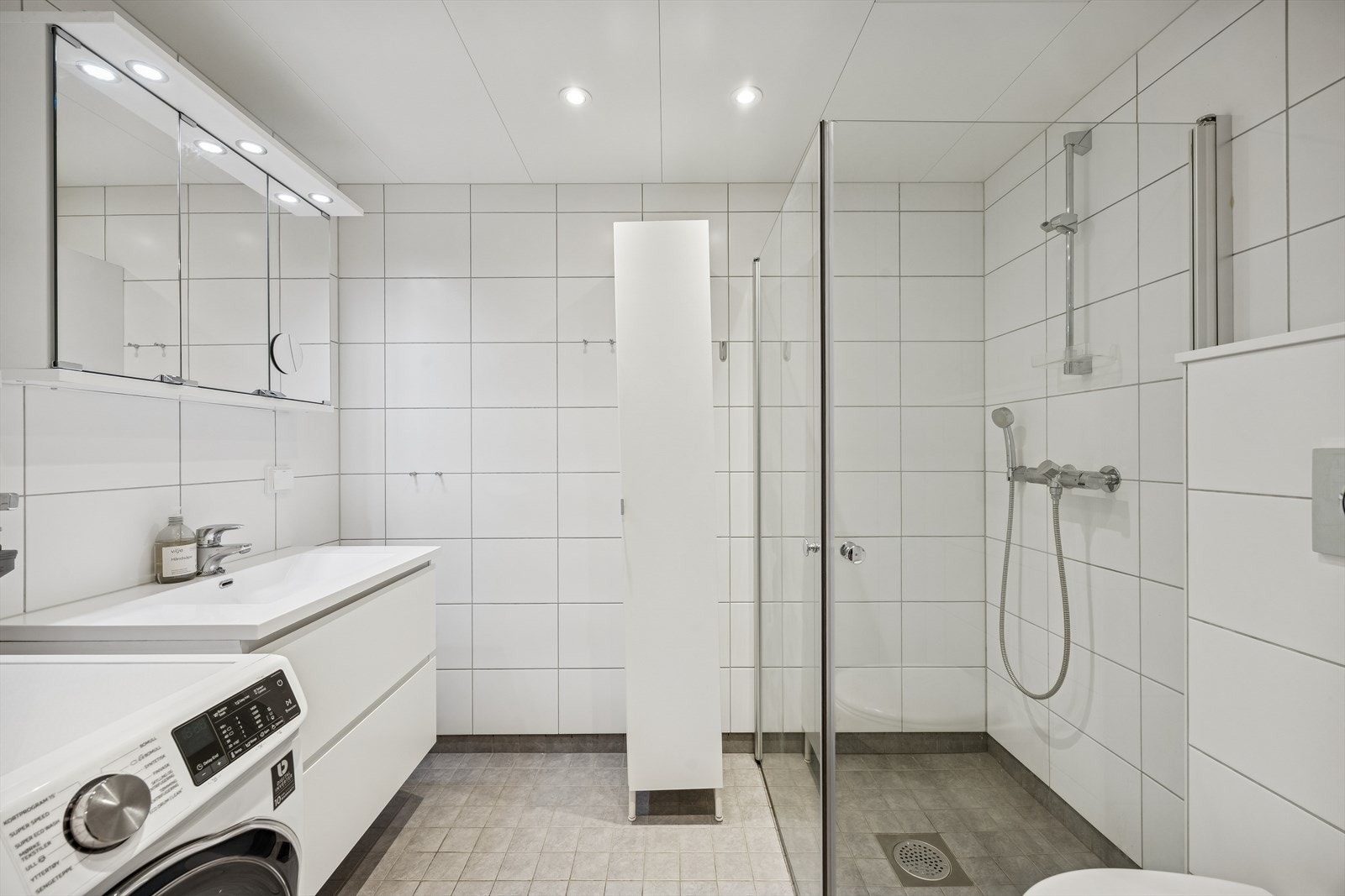 Her er det elektriske varmekabler i gulvet og innfelte downlights i taket. Vaskemaskin medfølger. Galleribilde