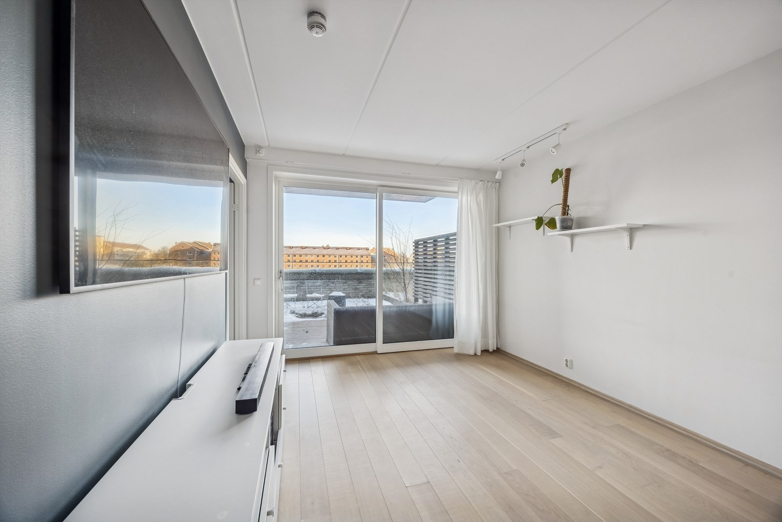 Store glassflater slipper inn rikelig med dagslys og kobler inne- og uterommet sammen. Tv m/benk og høyttalere medfølger. Galleribilde