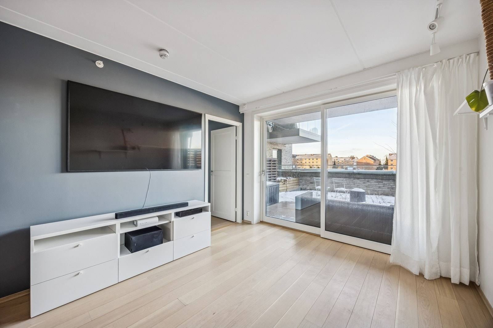 Fra stuen er det utgang til en romslig markterrasse via en stor hev/skyvedør. Tv m/benk og høyttalere medfølger. Galleribilde