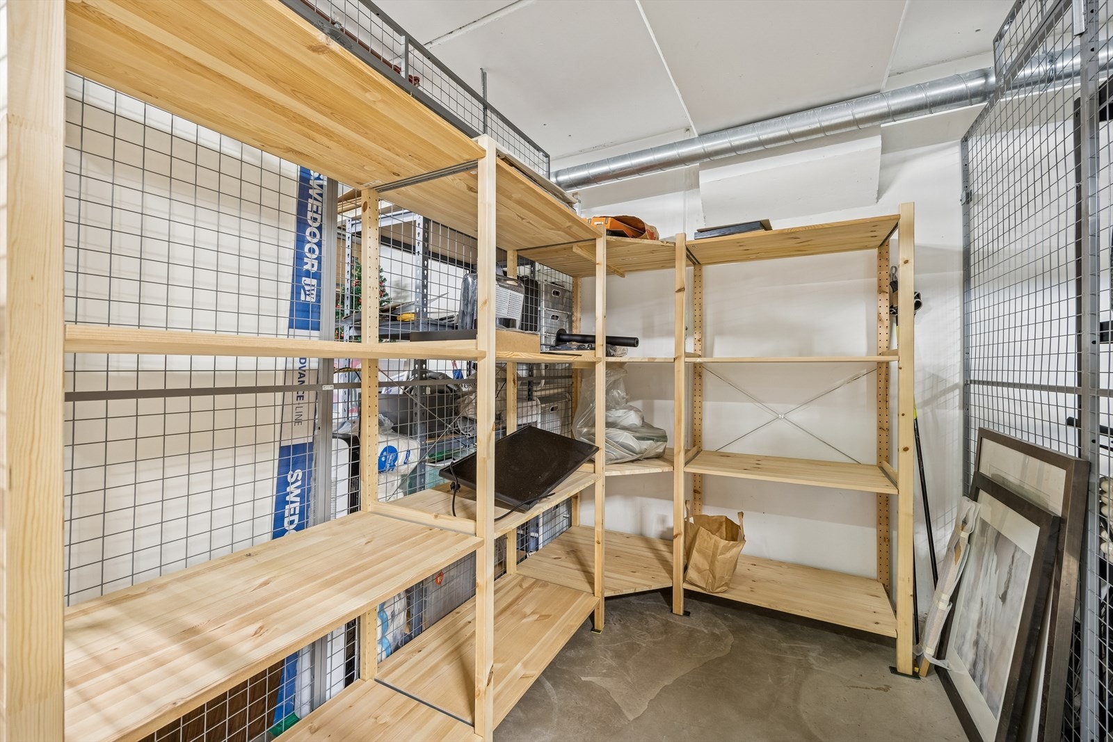 Leiligheten disponerer en praktisk kjellerbod på 5 m² for ekstra lagring. Bokhyller medfølger. Galleribilde