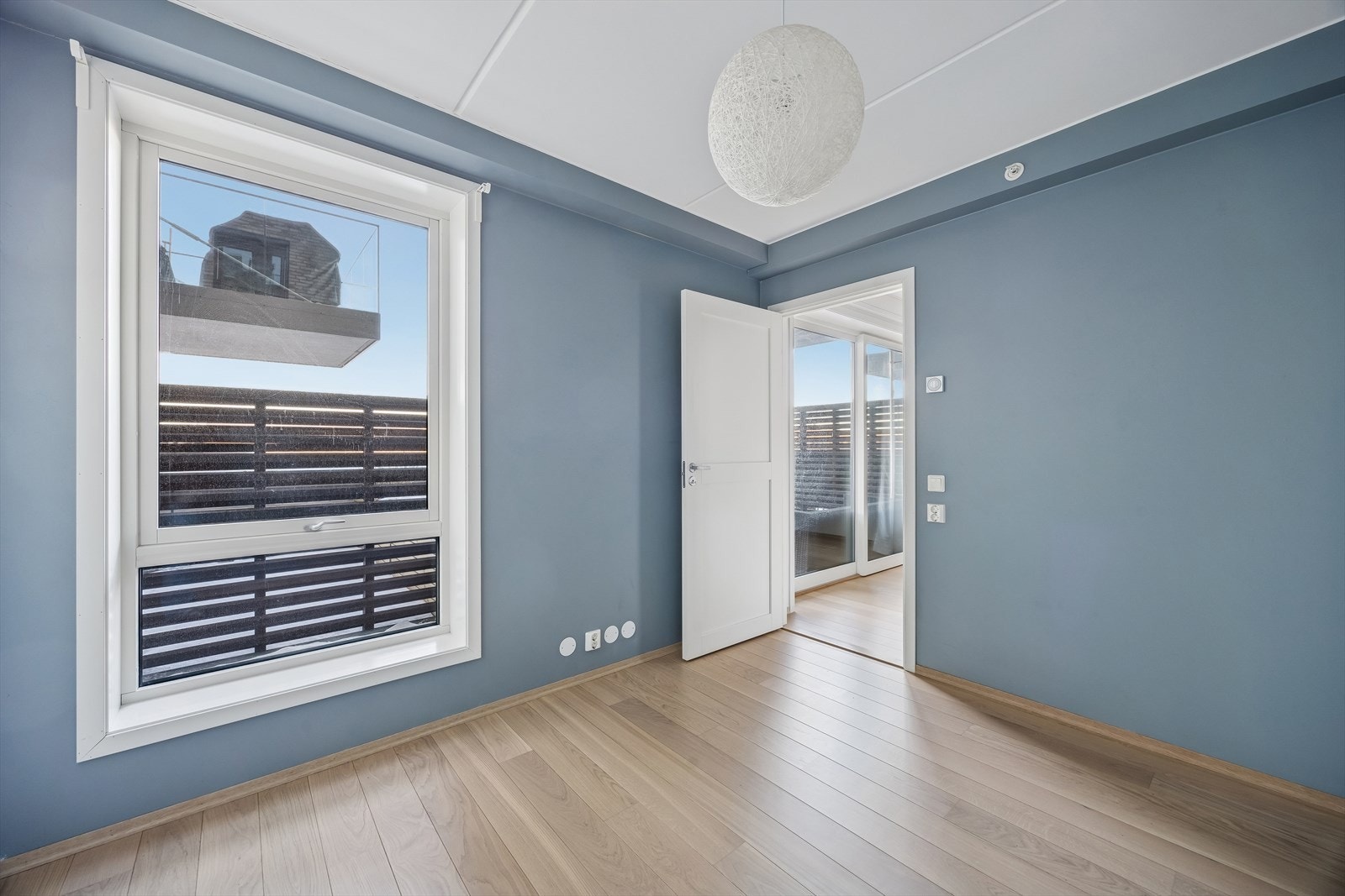 Vinduet har 3-lags glass og utvendig screen for solskjerming. Galleribilde